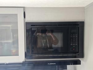 TV o dispositivi per l'intrattenimento presso Cozy Equipped Camper With Picnic Space, Pool and BBQ in Virginia