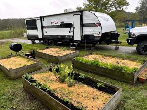 Giardino di Cozy Equipped Camper With Picnic Space, Pool and BBQ in Virginia