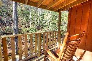 صورة لـ Log Cabin Getaway in the Mountains for Two near Maggie Valley, North Carolina في شيرروكي