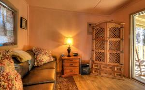 - un salon avec un canapé et une commode dans l'établissement Log Cabin Getaway in the Mountains for Two near Maggie Valley, North Carolina, à Cherokee