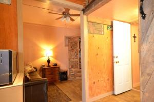 un salon avec un canapé et un ventilateur de plafond dans l'établissement Log Cabin Getaway in the Mountains for Two near Maggie Valley, North Carolina, à Cherokee