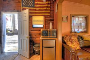 صورة لـ Log Cabin Getaway in the Mountains for Two near Maggie Valley, North Carolina في شيرروكي