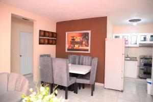 a kitchen and dining room with a table and chairs at Amplio apartamento 3 abitaciones ideal para familia in Santiago de los Caballeros