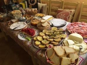 een tafel met veel verschillende soorten voedsel bij Agriturismo Il Paradiso in Asciano