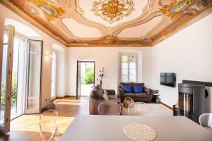 un salon avec un plafond à caissons dans l'établissement Appartamento in Villa Fioravante by Wonderful Italy, à Moltrasio