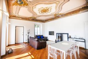 un salon avec une table et un plafond dans l'établissement Appartamento in Villa Fioravante by Wonderful Italy, à Moltrasio