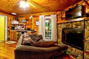 صورة لـ Romantic Log Cabin in Wooded Setting near Cherokee, North Carolina في شيرروكي