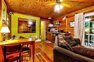 صورة لـ Romantic Log Cabin in Wooded Setting near Cherokee, North Carolina في شيرروكي