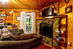 صورة لـ Romantic Log Cabin in Wooded Setting near Cherokee, North Carolina في شيرروكي