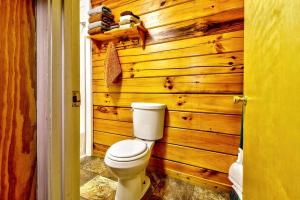 صورة لـ Romantic Log Cabin in Wooded Setting near Cherokee, North Carolina في شيرروكي +7 صور