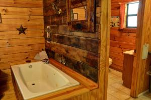صورة لـ Secluded Log Cabin for a Romantic Getaway near Maggie Valley, North Carolina في شيرروكي