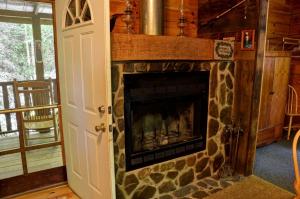 صورة لـ Secluded Log Cabin for a Romantic Getaway near Maggie Valley, North Carolina في شيرروكي