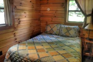 صورة لـ Secluded Log Cabin for a Romantic Getaway near Maggie Valley, North Carolina في شيرروكي