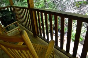 صورة لـ Secluded Log Cabin for a Romantic Getaway near Maggie Valley, North Carolina في شيرروكي +3 صور
