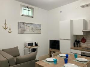 una sala de estar con un sofá y una mesa en Charme by the Sea, Comacchio, en Lido delle Nazioni