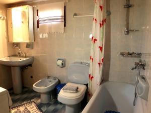 Stathis & Maria's Traditional House في Katokhórion: حمام مع حوض استحمام ومرحاض ومغسلة