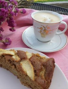 een bord met een stuk cake en een kop koffie bij B&B Alla Bon'ora in Volpago del Montello