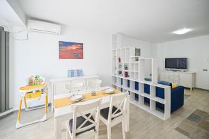 a living room with a table and a blue couch at Sery Apartment Resort Alz in Mamaia Sat/Năvodari