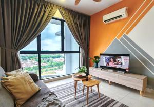 史里肯邦安Astetica Residences 200mbps Wifi Netflix的带沙发和大窗户的客厅