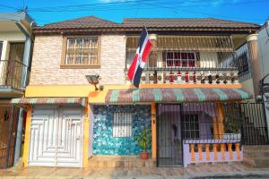 Το κτήριο όπου στεγάζεται  το διαμέρισμα +2 φωτογραφίες