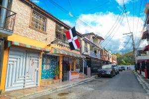 a city street with a flag on a building at Amplio apartamento 3 abitaciones ideal para familia in Santiago de los Caballeros