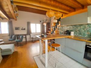 Kuchyň nebo kuchyňský kout v ubytování Joli duplex refait à neuf, face gare, près Ermitage