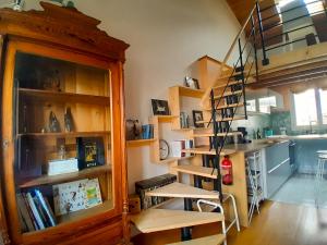 Kuchyň nebo kuchyňský kout v ubytování Joli duplex refait à neuf, face gare, près Ermitage + 1 fotografie