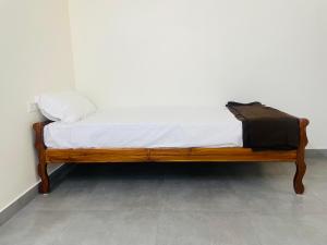 Una cama o camas en una habitación de Yogi Ram Guest House