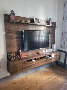 Uma TV ou centro de entretenimento em Tao Station 752