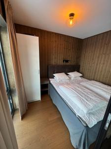 a bedroom with a large bed in a room at Lindvallen Ski Resort Pool and Padel - Sauna - 6 Guests in Sälen