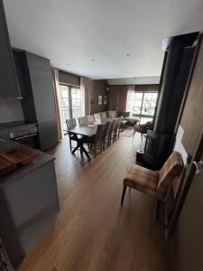 a kitchen and dining room with a table and chairs at Lindvallen Ski Resort Pool and Padel - Sauna - 6 Guests in Sälen