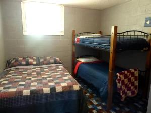 um quarto com dois beliches e uma janela em American-Themed Vacation Cabin with a Spacious Deck in Poudre Canyon near Fort Collins, Colorado em Bellvue