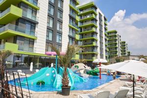 a pool at a resort with a water park at Sery Apartment Resort Alz in Mamaia Sat/Năvodari
