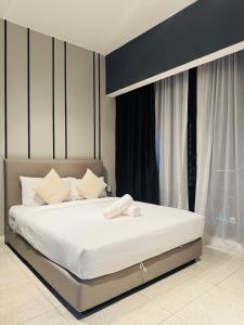 a bedroom with a large bed with white sheets at The KLCC Suites At Axon Residence in Kuala Lumpur +37 photos