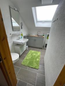 Koupelna v ubytování Zimmer in Lautrach + 20 fotografií