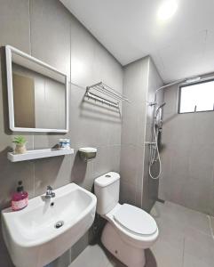 史里肯邦安Astetica Residences 200mbps Wifi Netflix的带水槽、马桶和镜子的浴室