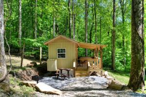 ein kleiner Schuppen mitten im Wald in der Unterkunft Tiny House for Two with Outdoor Tub near Great Smoky Mountains in Cherokee, North Carolina in Cherokee + 11 Fotos
