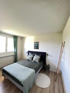 een slaapkamer met een bed en een ladder bij Villa Angeli in Les Sables-dʼOlonne +28 foto's