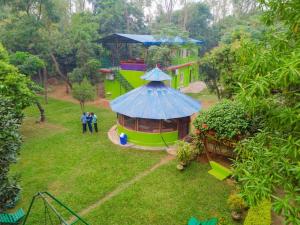 eine Draufsicht auf ein Spielhaus mit blauem Dach in der Unterkunft Shuklaphanta Jungle Cottage in Bahāsi