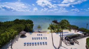 uma vista aérea de uma praia com cadeiras e do oceano em Key Largo 2BR 2BA Oceanfront with Pool em Tavernier