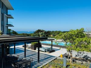 德班Sibaya Coral Point Studio Apartment的从大楼的阳台上可欣赏到游泳池的景色