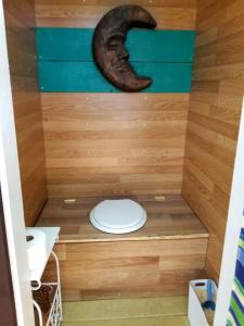 Koupelna v ubytování Idyllic Tiny House with a Chiminea Ideal for Weekend Getaways from Boston