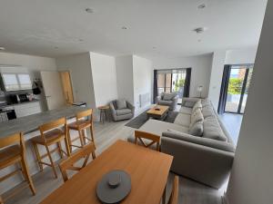 una sala de estar con un sofá y una mesa en 10 Argyle Court, en Whitby