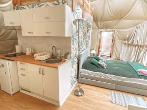 Kuchyň nebo kuchyňský kout v ubytování Tatra Glamp Mazury - sieć noclegowa Tatra Glamp