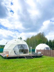 Zahrada ubytování Tatra Glamp Mazury - sieć noclegowa Tatra Glamp