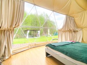 Postel nebo postele na pokoji v ubytování Tatra Glamp Mazury - sieć noclegowa Tatra Glamp