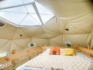 Postel nebo postele na pokoji v ubytování Tatra Glamp Mazury - sieć noclegowa Tatra Glamp + 37 fotografií