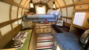 Posezení v ubytování Authentic Sheepherders Wagon for Glamping in Utah