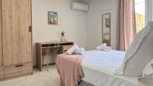 a bedroom with a bed with a desk and a chair at Les Chambres de Giottani in Barrettali