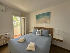 ein Schlafzimmer mit einem großen Bett mit zwei Handtüchern darauf in der Unterkunft Benalbeach con vistas al mar in Arroyo de la Miel + 29 Fotos